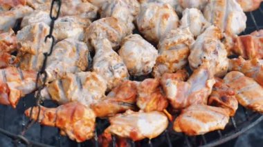 Hareket halindeki ızgarada et. Izgarada kızarmış şiş kebap..