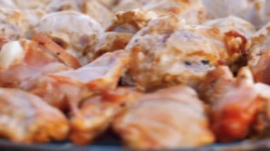 Hareket halindeki ızgarada et. Izgarada kızarmış şiş kebap..