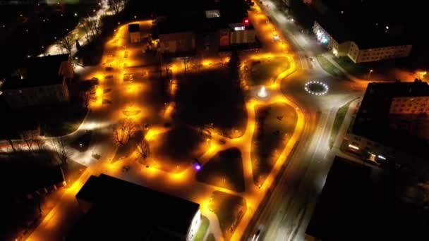 从上面看夜城俯瞰一座小城镇 夜间从高处照明的城市 瓦尔米耶拉市 — 图库视频影像