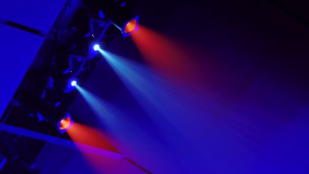 Dumanlı Sahne Işıkları Tepeden Tırnağa Işık Huzmeleri Konser Salonunun Işıkları — Stok video