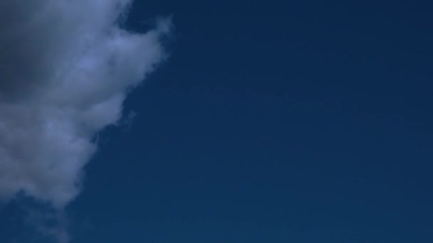 Modrá Jasná Obloha Pokryta Tmavými Dešťovými Mraky Druhý Pohyb Mraků — Stock video