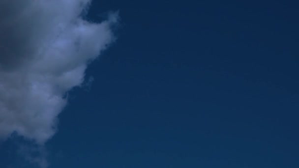 Голубое Чистое Небо Покрыто Тёмными Дождевыми Облаками Второе Движение Облаков — стоковое видео
