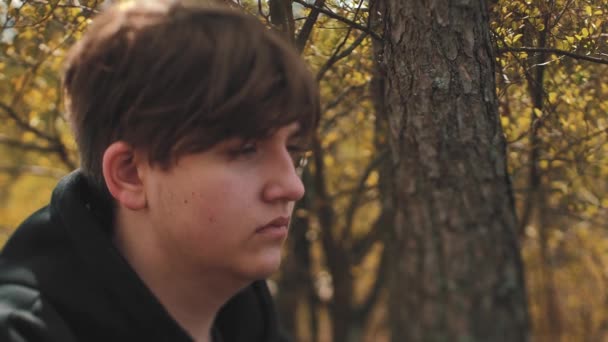 Facet Spędza Czas Sam Naturze Samotność Myśli Życiu Przygnębiony Młody — Wideo stockowe