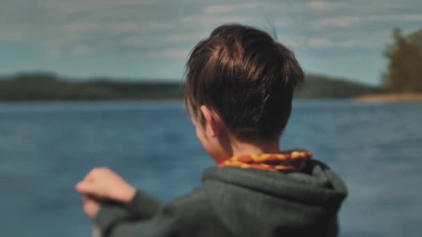 Vedle Jezera Stojí Malý Chlapec Dívá Mává Aktivní Usměvavé Dítě — Stock video