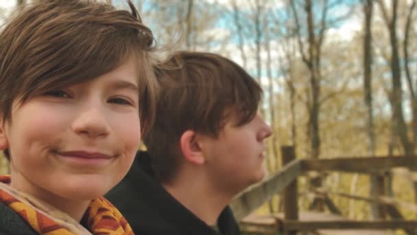 Lillebror Tar Selfie Med Storebror Venner Tilbringer Tid Sammen Våren – stockvideo