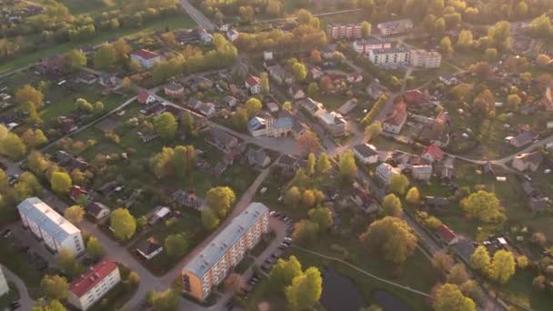 拉脱维亚的一个边境小镇 瓦尔卡市日落时分无人机飞越城市上空 — 图库视频影像
