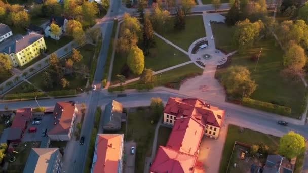 拉脱维亚的一个边境小镇 瓦尔卡市日落时分无人机飞越城市上空 — 图库视频影像