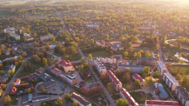 Una Pequeña Ciudad Fronteriza Letonia Ciudad Valka Atardecer Vuelo Avión — Vídeos de Stock