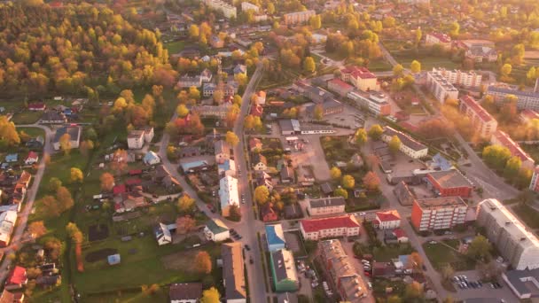 ラトビアの小さな国境の町 日没時にバルカ市 街を飛行中 — ストック動画