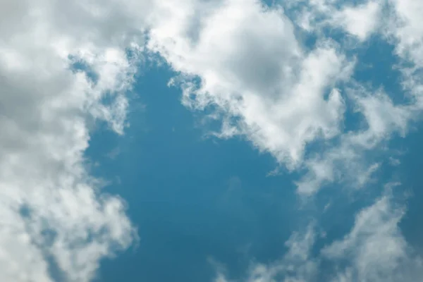 Cielo Azul Con Nubes Grises —  Fotos de Stock