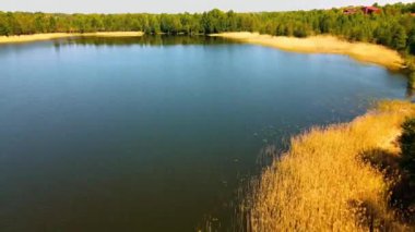 Limbazu ilçesinde büyük bir göl. Göl üzerinde İHA uçuşu