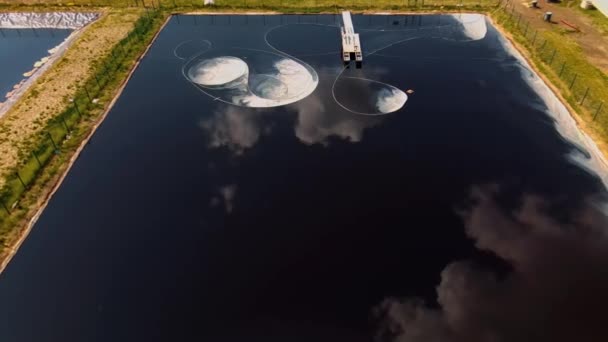 Arıtma Ekipmanı Kirli Filtresi Dışarıda Gölette Biyolojik Arındırma Kirli Gölete — Stok video