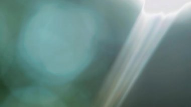 Güneş ışınları ile içeri giriyor. Seçici odaklı yumuşak arka plan ışığı