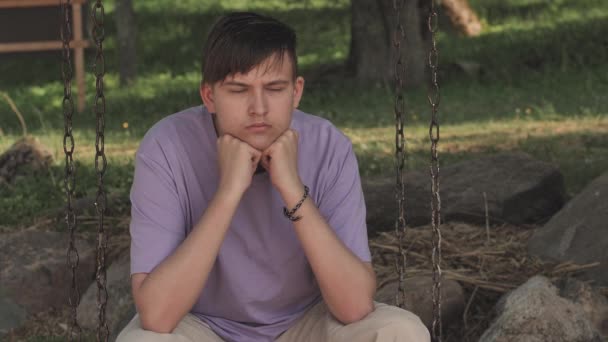 Adam Depresif Bir Halde Salıncakta Oturuyor Yalnızlık Bunalımından Muzdarip Üzgün — Stok video