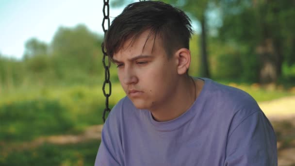 Guy Sitzt Deprimiert Auf Der Schaukel Großaufnahme Eines Traurig Dreinblickenden — Stockvideo