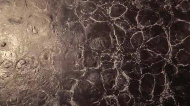 Doğadaki su kirliliği. Arınma kirliliğe karışıyor. Çevre ve su kaynaklarının kirliliği. Ekolojik felaket. Kirli su borudan akar. Su kirliliği.