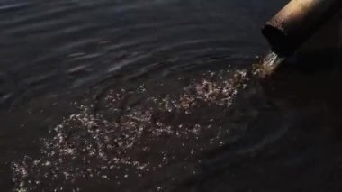 Doğadaki su kirliliği. Arınma kirliliğe karışıyor. Çevre ve su kaynaklarının kirliliği. Ekolojik felaket. Kirli su borudan akar. Su kirliliği.