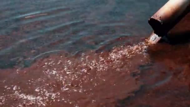 Znečištění Vody Přírodě Špinavá Voda Teče Řeky Potrubím Znečištění Životního — Stock video