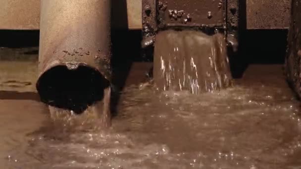 Загрязнение Воды Природе Грязная Вода Течет Реку Через Трубу Загрязнение — стоковое видео