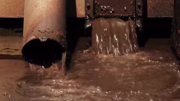 Waterverontreiniging Natuur Vuil Water Stroomt Rivier Door Een Pijp Verontreiniging — Stockvideo