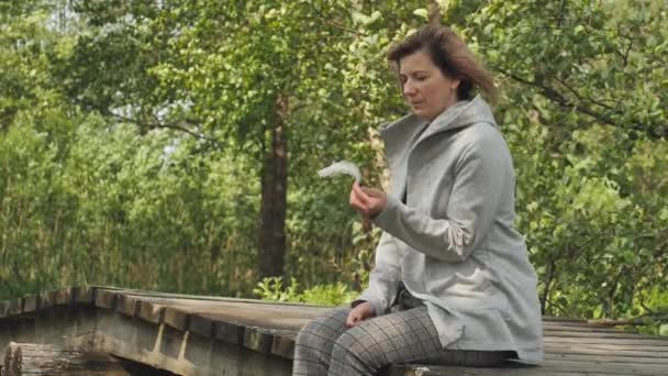 Žena Sedí Dřevěném Mostě Depresi Detailní Záběr Smutně Vypadající Zamyšlené — Stock video