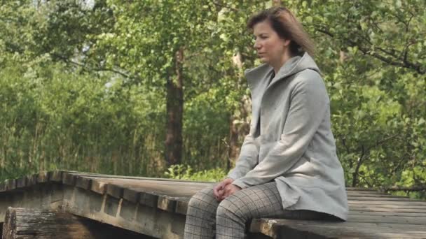 여자가 의나무 외로움 우울증으로 고통받는 우울해 보이는 우울해 보이는 여성의 — 비디오
