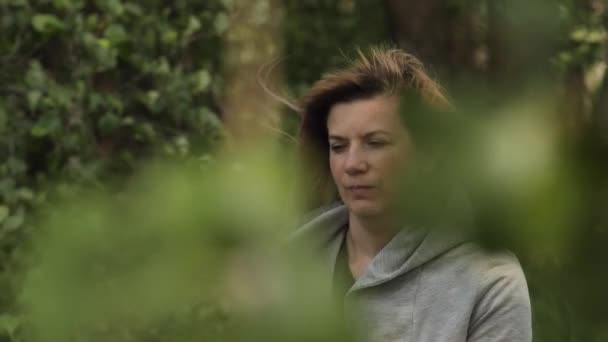 Przygnębiona Kobieta Organizuje Swoje Myśli Naturze Zbliżenie Smutnej Kobiety Cierpiącej — Wideo stockowe