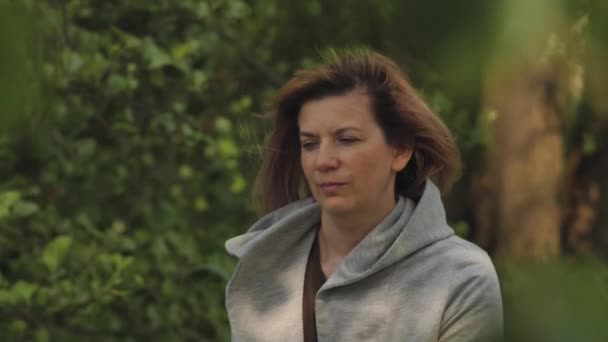 Žena Depresi Organizuje Své Myšlenky Přírodě Detailní Záběr Smutně Vypadající — Stock video