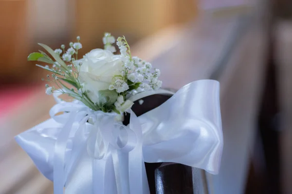 Kilise Sıraları Bir Buket Çiçek Beyaz Bir Kurdeleyle Süslenmiş Yumuşak — Stok fotoğraf