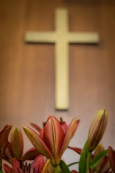 Церковный Крест Золотого Цвета Деревянной Подставке Алтарная Церковь Крестами Мягкий — стоковое фото