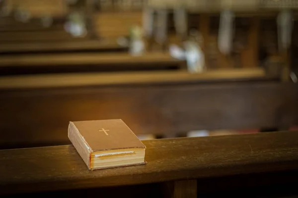 Bible Sur Banc Église Parole Dieu Dans Petit Livre Concentration — Photo