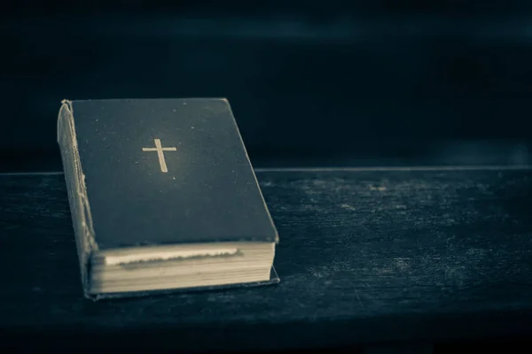Kilise Bankında Ncil Tanrı Nın Sözü Küçük Bir Kitapta Yumuşak — Stok fotoğraf