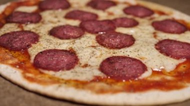 Salamlı pizza ve dilimlenmiş pastırma. Pikapta ev yapımı pizza..
