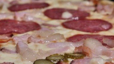 Salamlı pizza ve dilimlenmiş pastırma. Pikapta ev yapımı pizza..