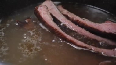 Taze kurutulmuş domuz pirzolası çorba kabında kaynatılır. Et ürünü ev yapımı çorba. Kemikte et var. Domuz etli taze çorba. Yumuşak seçici odak