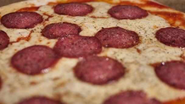 Pizza Salámem Kousky Slaniny Domácí Pizza Gramofonu — Stock video