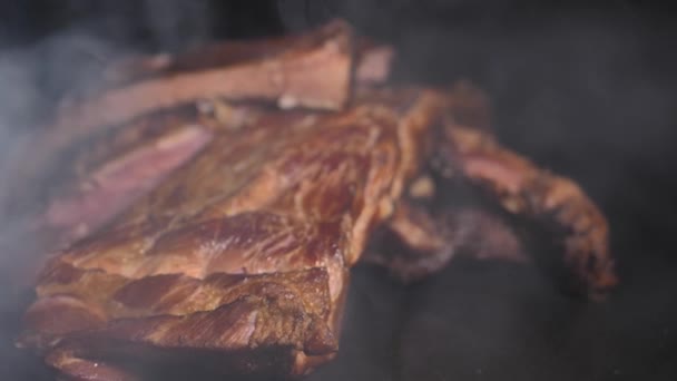 Nytorkade Fläskrevben Svart Bakgrund Köttprodukten Hemlagad Kött Benet Nygrillat Fläsk — Stockvideo