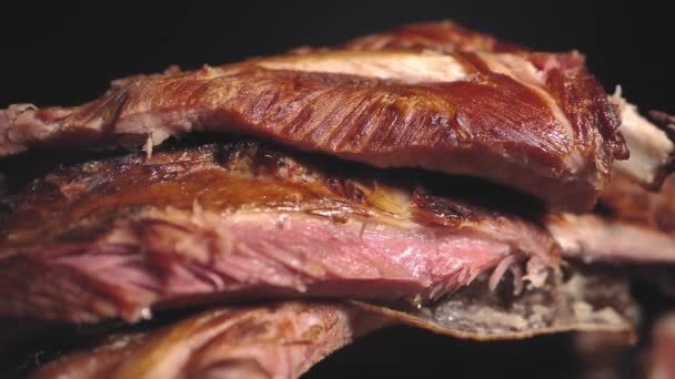 Coaste Porc Proaspăt Uscate Fundal Negru Produsul Din Carne Este — Videoclip de stoc