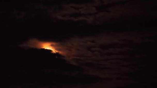 Lumina Lunii Spatele Norilor Luna Plină Iese Din Nori Videoclip — Videoclip de stoc