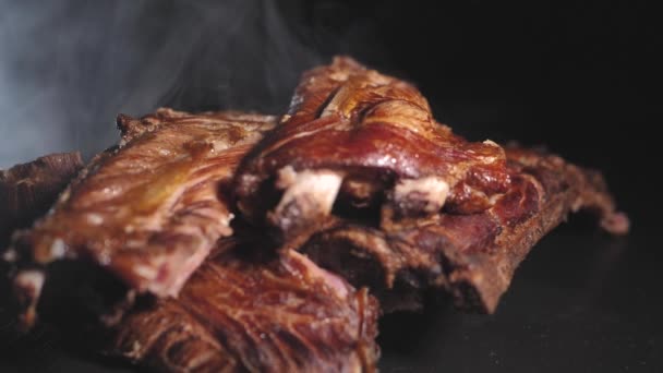 Φρεσκοαποξηραμένα Παϊδάκια Μαύρο Φόντο Προϊόν Κρέατος Είναι Σπιτικό Κρέας Στο — Αρχείο Βίντεο