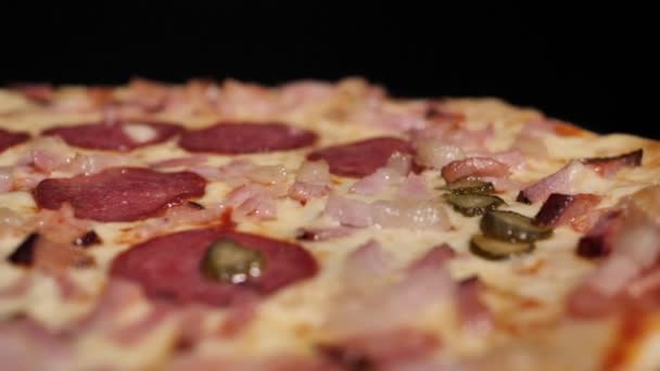 Pizza Mit Salami Und Speckstücken Hausgemachte Pizza Auf Dem Plattenteller — Stockvideo