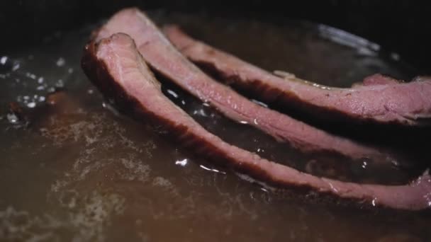 Rusuk Babi Yang Baru Dikeringkan Direbus Dalam Panci Sup Sup — Stok Video