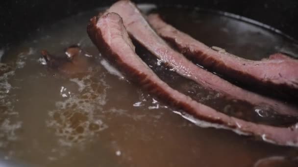 Les Côtes Porc Fraîchement Séchées Sont Bouillies Dans Une Marmite — Video