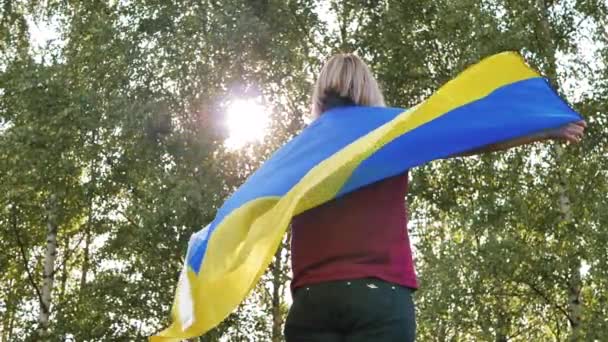 Une Femme Applaudit Avec Drapeau Ukrainien Sur Dos Femme Joyeuse — Video