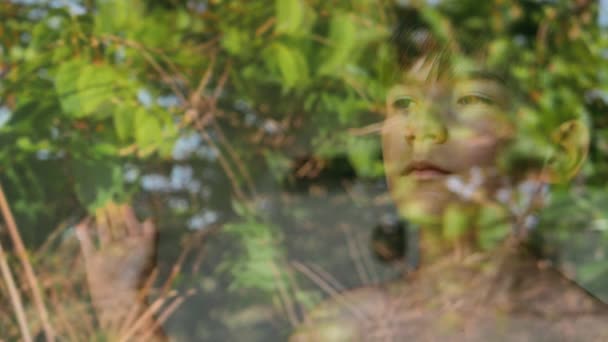 小さな男の子が窓のそばに立っている 少年は窓から手を振っている 家庭での育児 一人で家にいる子供 柔らかい選択的フォーカス — ストック動画
