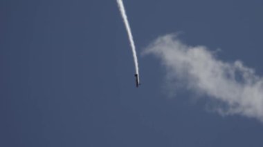 Özel uçak kazası. Aerobatik simülasyon sırasında küçük bir uçak. Uçak motoru arızalandı, uçak düşerken motordan beyaz duman çıkıyor. Uçak motoru arızası. Uçak kazaları..