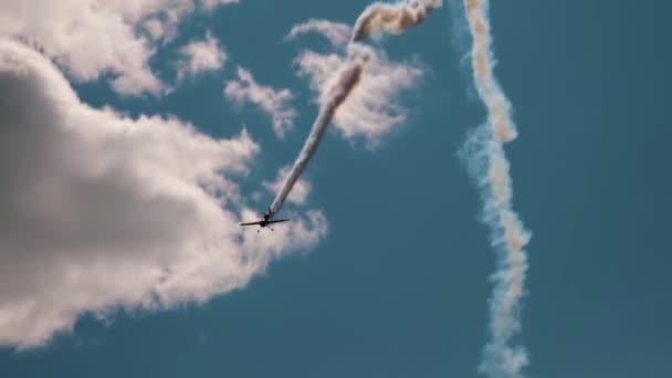 民間機の墜落 エアロビクスシミュレーション中の小さな飛行機 飛行機のエンジンの故障 飛行機が墜落する際にエンジンから出てくる白い煙 航空機エンジンの故障 飛行機事故 — ストック動画