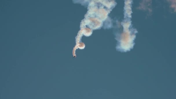 Katastrofa Lotnicza Mały Samolot Podczas Symulacji Akrobatycznej Awaria Silnika Biały — Wideo stockowe