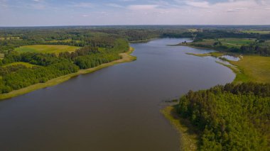 Daugava 'nın sağ kıyısında, Preilii yakınlarında. Letonya 'da büyük bir nehir