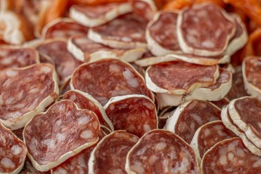 Ev yapımı salam, sucuk ve diğer sosisler. Kurutulmuş sosisler ince dilimlere bölünmüş.